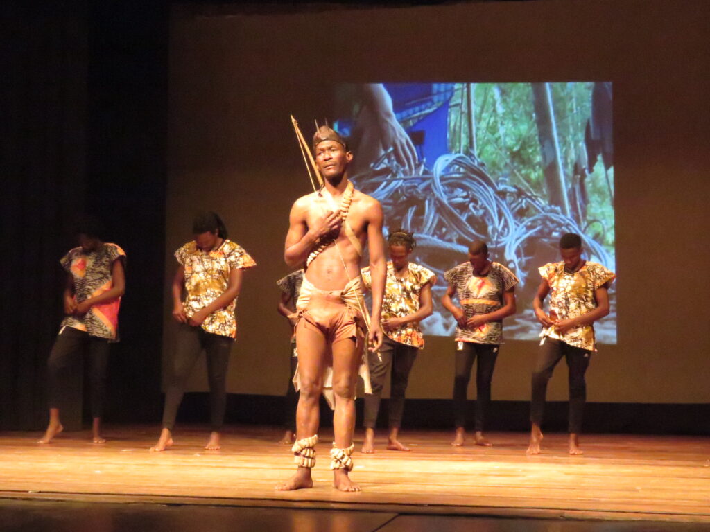 Baphi Mdladla as poacher in the Other Cecil